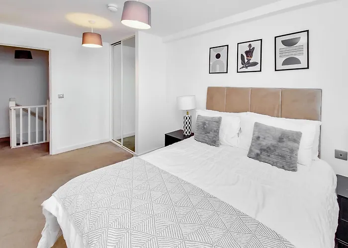 Luxury 2-Bed Apartment In Salford Quays 10 Min To Manchester & Mediacity