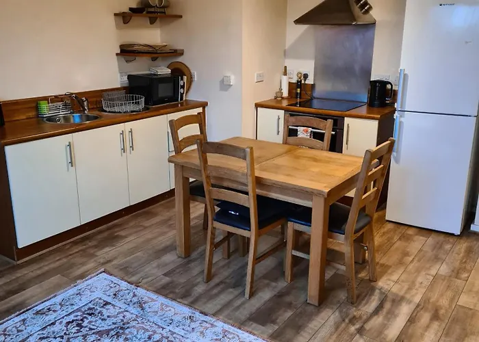 Comfy Salford Apartment 2 Bed 2 Bath & Parking